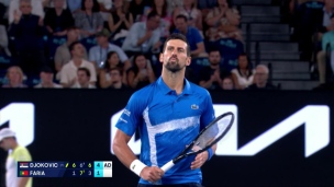 Djokovic échappe une manche, mais avance