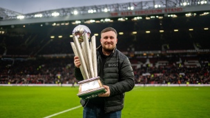 Le champion du monde de fléchettes en visite à Old Trafford