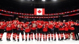 Les joueurs canadiens pendant l'hymne national après leur sacre à la Confrontation des 4 nations.