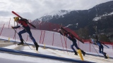 Des athlètes participent au sprint masculin de ski-alpinisme à la Coupe du monde à Bormio, en Italie