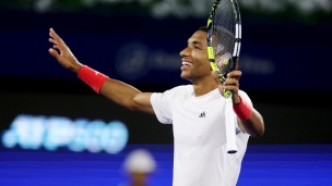 Auger-Aliassime prend rendez-vous avec Tsitsipas en finale