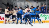 Toronto célèbre un des buts de Natalie Spooner