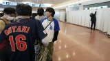 Des fans de Shohei Ohtani espérant le voir à l'aéroport de Tokyo.