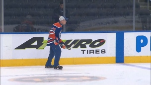 Mark Carney sur la glace avec les Oilers!