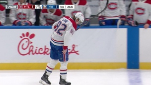 Laine ensanglanté après un bâton au visage