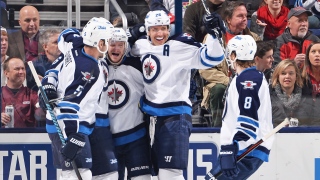 Les Jets de Winnipeg célèbrent un but Les Jets de Winnipeg célèbrent un but