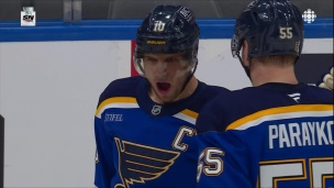 Schenn soutire la rondelle à Hellebuyck