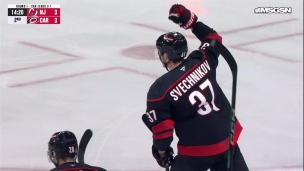 Svechknikov marque une 3e but en 4 minutes pour les Canes
