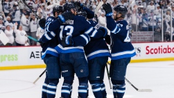 Les Jets célèbrent un but de Vladislav Namestnikov