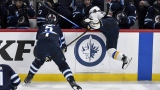 Nathan Walker est mis en échec par Luke Schenn