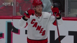 Thompson offre la victoire à Svechnikov et aux Canes