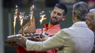 Djokovic fête son anniversaire en passant en demi-finale