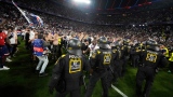 Des policiers interviennent devant des partisans du Paris Saint-Germain, à Munich