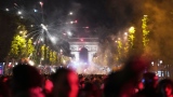 Feux d’artifice sur l’avenue des Champs-Élysées