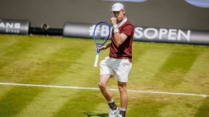 Shapovalov plie bagage à Stuttgart