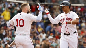 Rafael Devers étire les bras avant de passer aux Giants