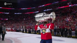 A.J. Greer soulève la Coupe Stanley! 