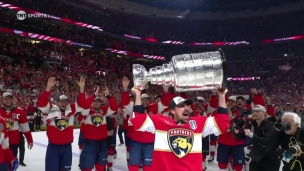 Marchand gagne son pari et soulève la Coupe!