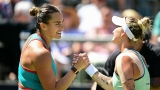 Aryna Sabalenka félicite Marketa Vondrousova pour sa victoire.