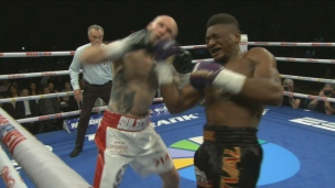 Mbilli ferme les lumières au 1er round avec un uppercut!