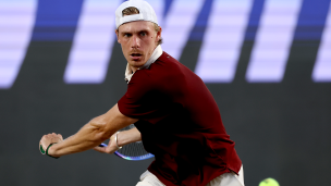 Shapovalov sert une leçon à Walter