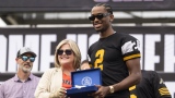 Shai Gilgeous-Alexander avec la mairesse de Hamilton, Andrea Horwath