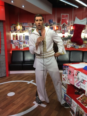 La vérité, c'est qu'avec André, c'est parfois mieux de prendre des photos et ne pas poser de questions.
Le 11 décembre 2014, André Presley chante Andrighetto. André Roy Elvis Presley 11-12-2014