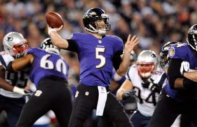 Joe Flacco patiente sur les lignes de côté Joe Flacco patiente sur les lignes de côté
