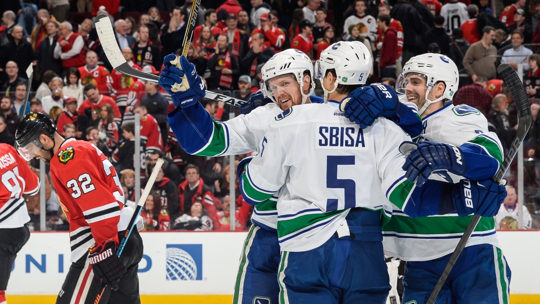 Daniel Sedin, Luca Sbisa et Dan Hamhuis