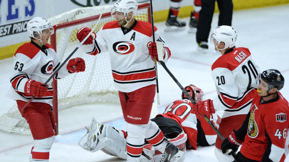 Jeff Skinner, Jordan Staal et Riley Nash