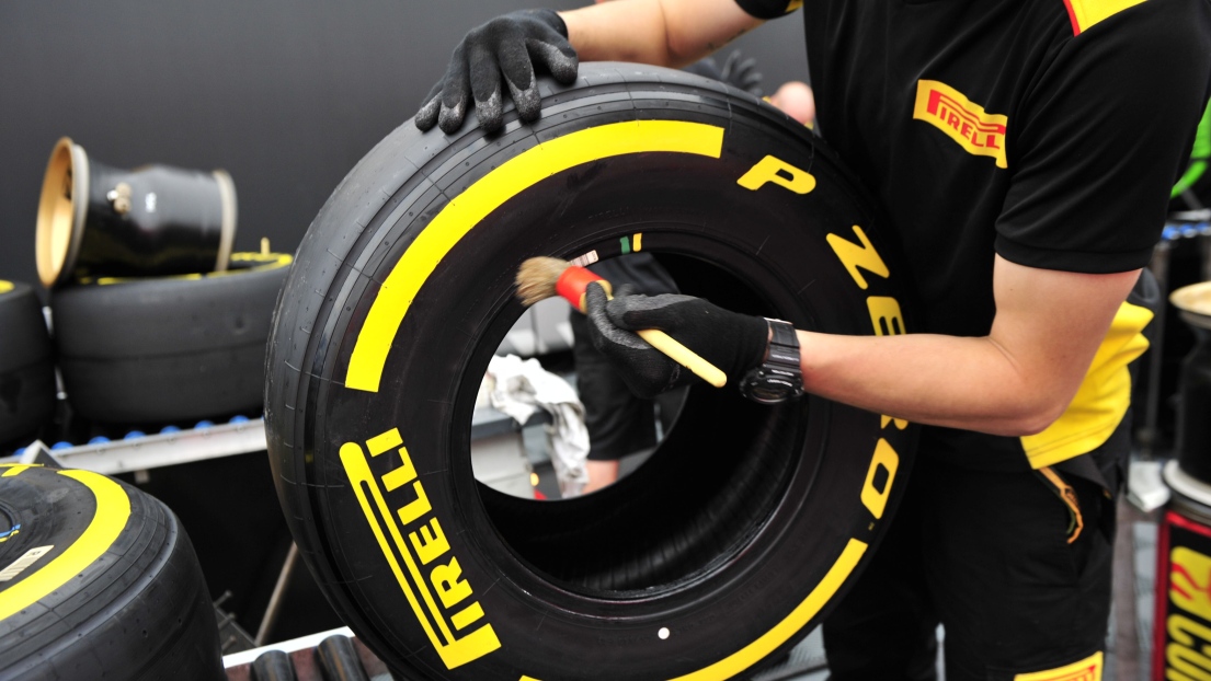 Un employé de Pirelli s'affaire à la préparation d'un pneu