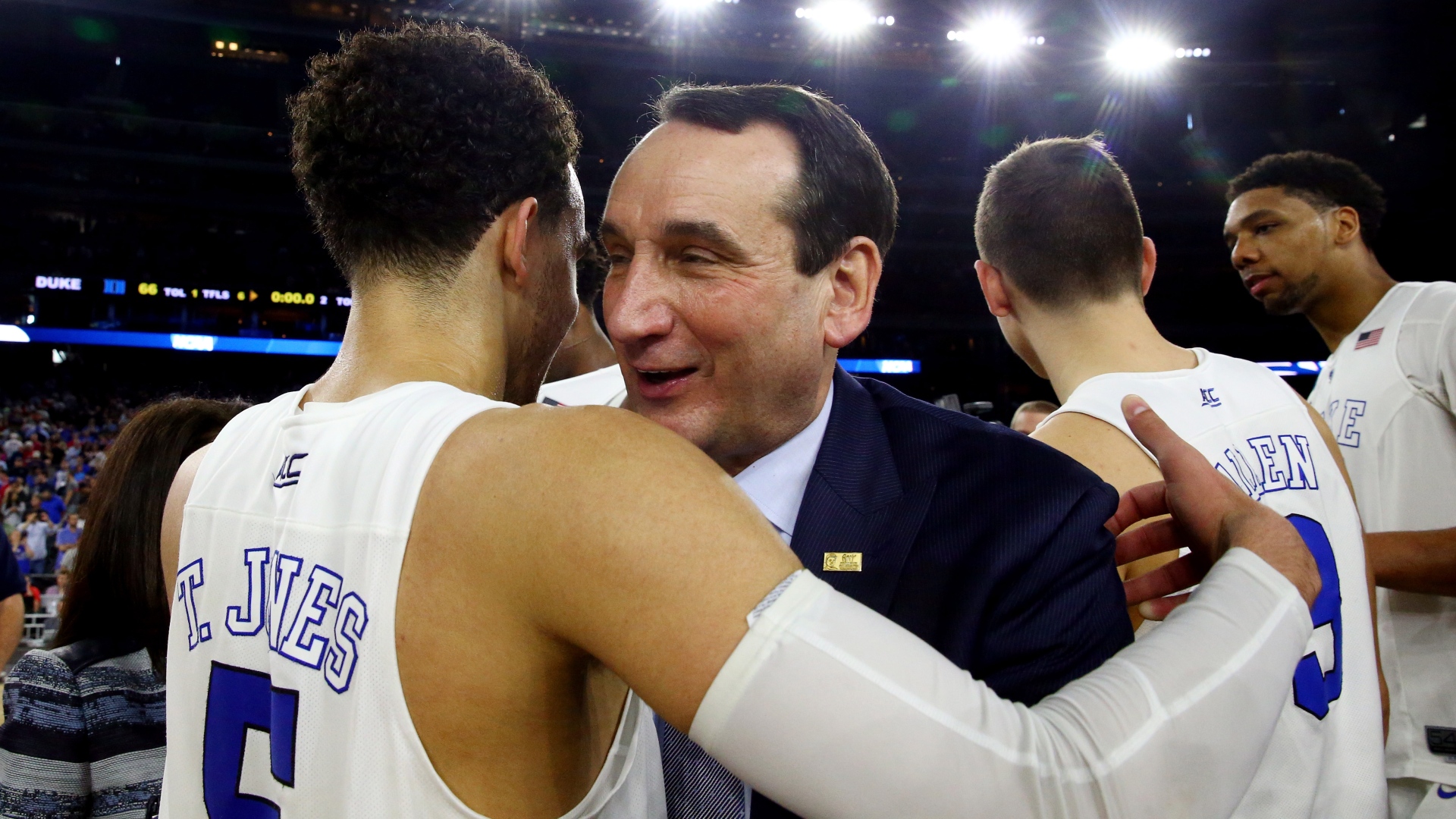 Tyus Jones et l'entraîneur-chef Mike Krzyzewski