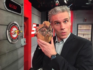 Le 13 avril 2015, Lorenzo, le tatou du Zoo de Granby, est venu faire ses prédictions pour la première ronde des séries en direct dans nos studios. Ce sera Canadiens en 7! 13-04-2015 Lorenzo le tatou du Zoo de Granby au 5 à 7