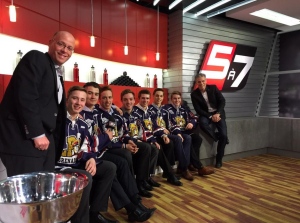 Le 14 avril 2015, l'Équipe des Grenadiers de Châteauguay nous visitaient en studio pour mettre de l'ambiance pendant l'émission! Félicitations aux champions de la Ligue Midget AAA! 14-04-2015 Grenadiers au 5 à 7