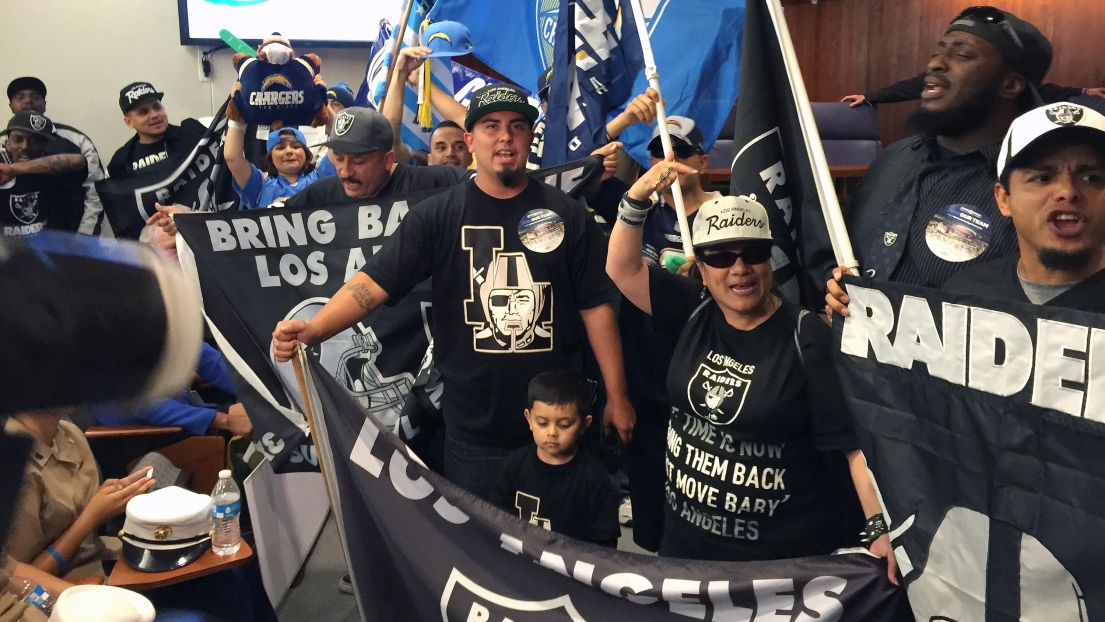 Des partisans des Raiders réclamant le retour de leur équipe à Los Angeles.