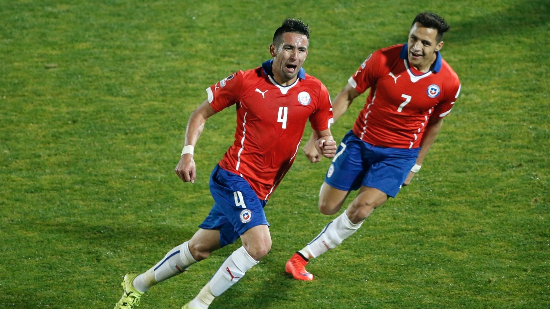 Mauricio Isla et Alexis Sanchez