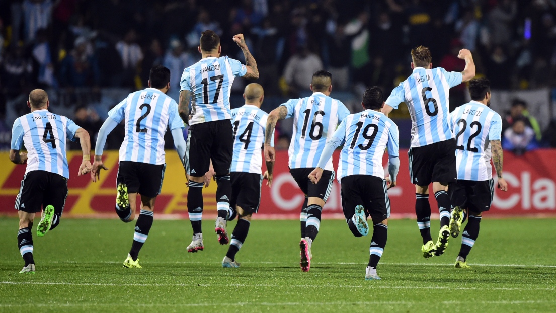 Les joueurs de l'Argentine qui célèbrent leur victoire