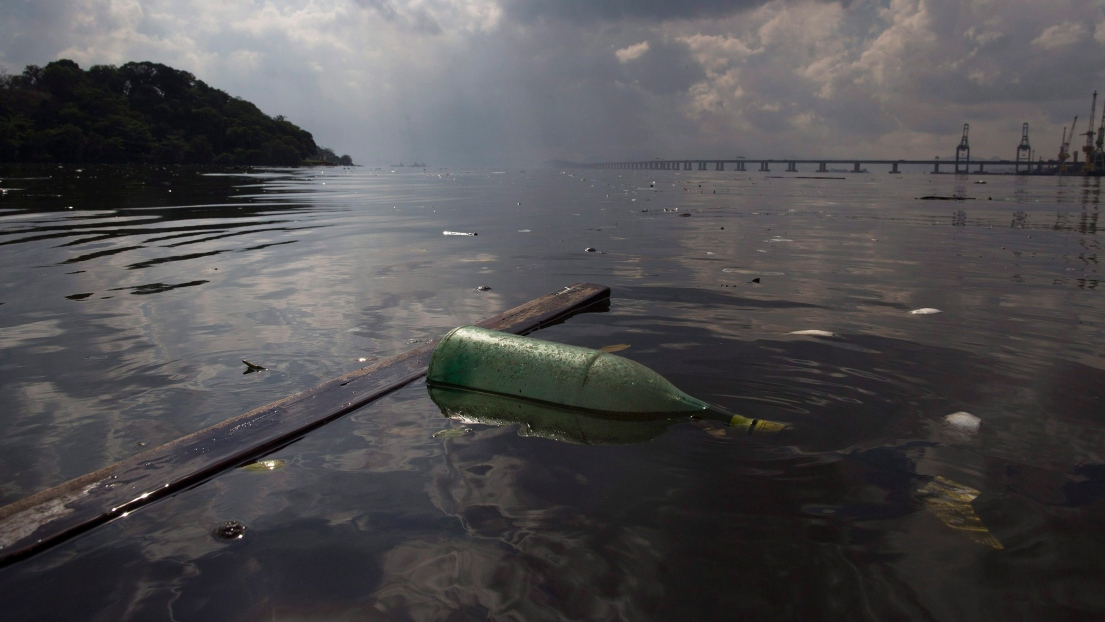 Un aperçu des eaux polluées de la Baie de Guanabara