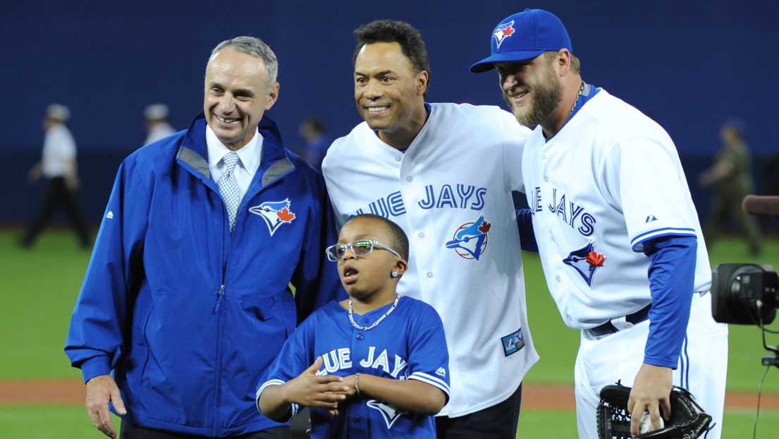 Rob Manfred, Roberto Alomar et Mark Buehrle