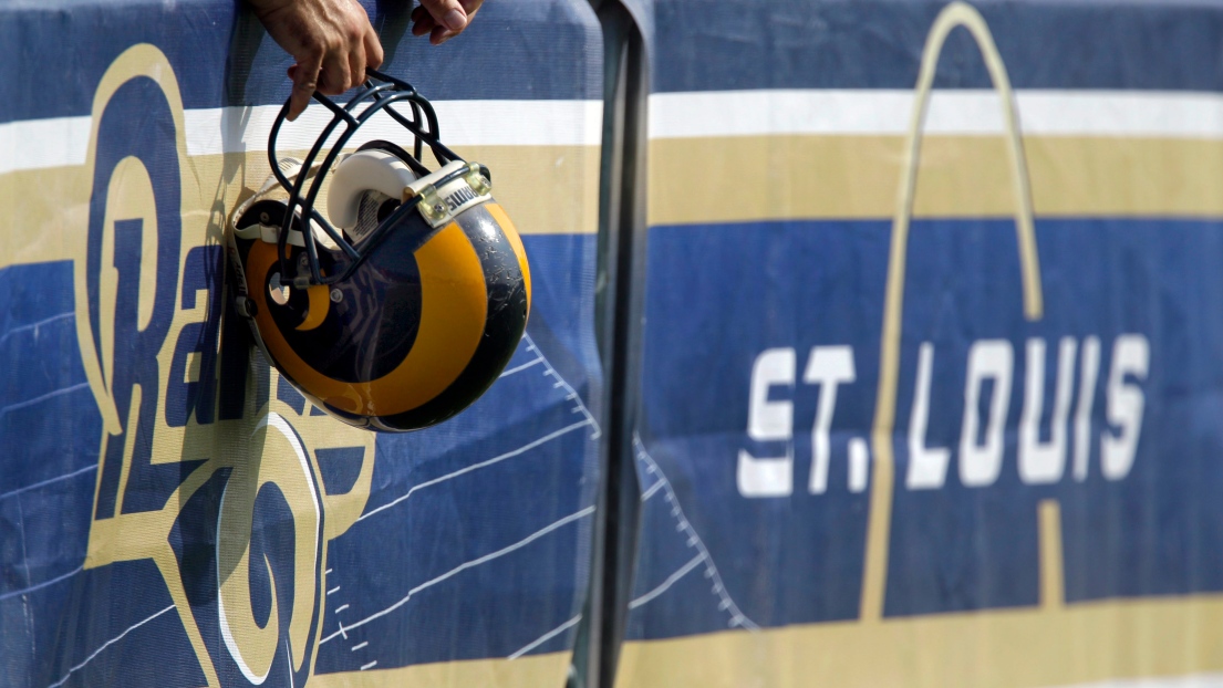 Un casque des Rams de St Louis