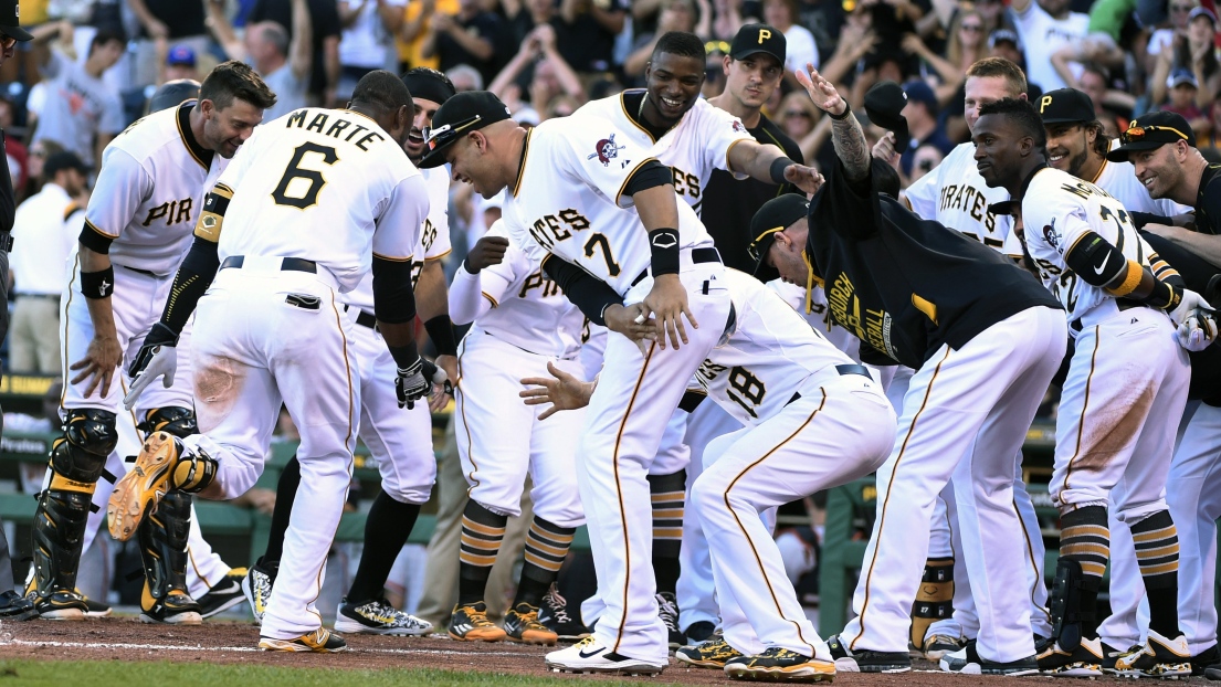 Starling Marte se fait féliciter après son circuit