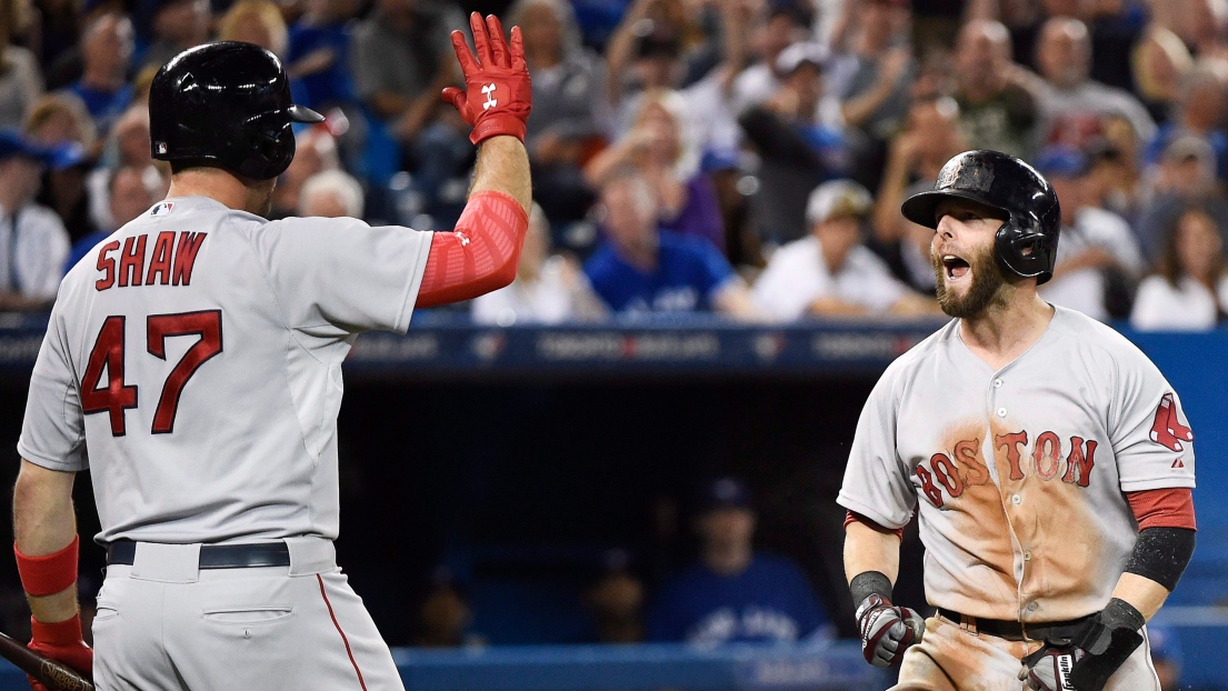 Travis Shaw et Dustin Pedroia.