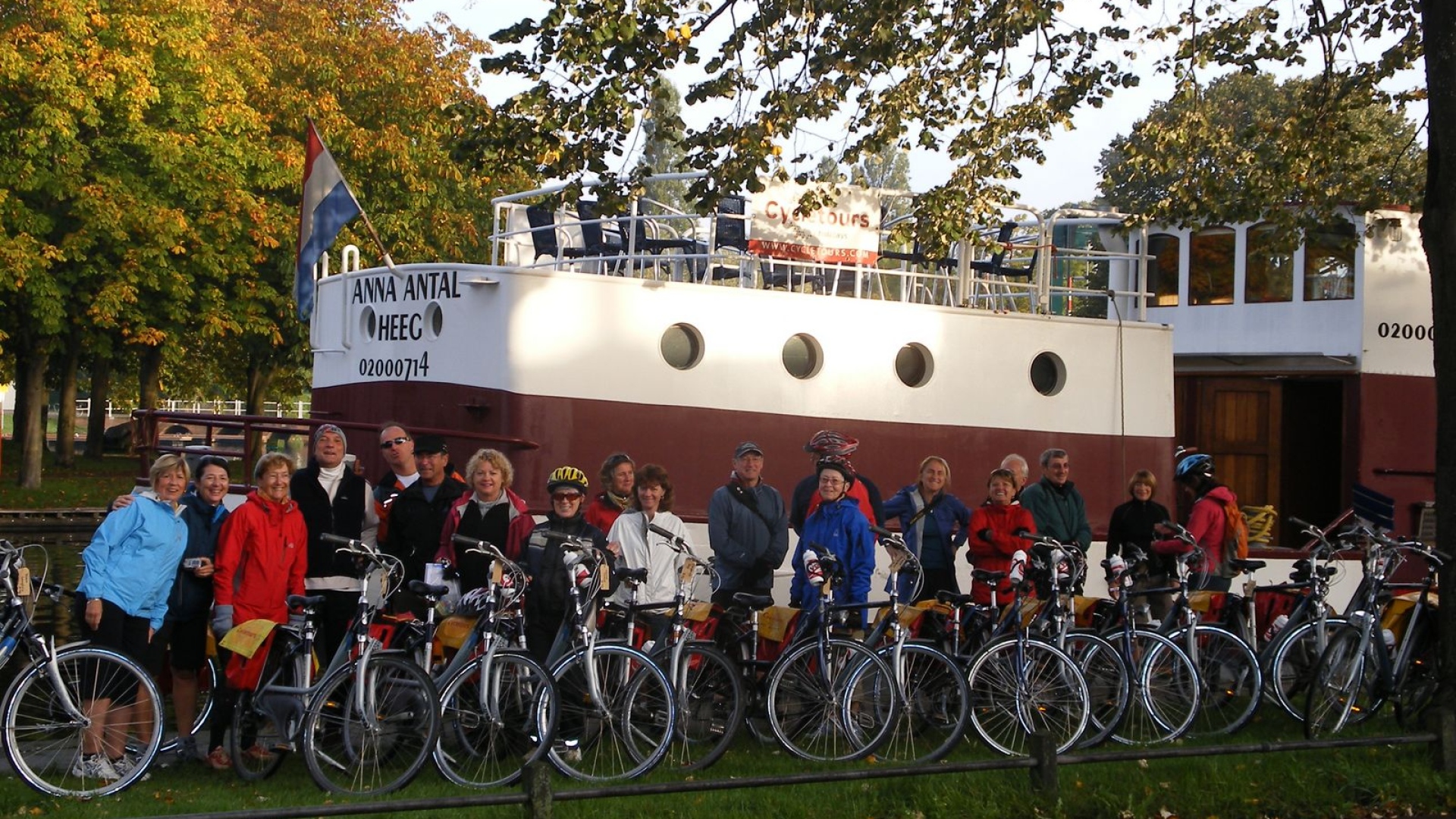 Le groupe de cyclotouristes devant la Anna Antal en Hollande