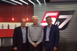 Le chef du Bloc Québécois, Gilles Duceppe, est de passsage dans nos studios pour parler sports et politique avec nous! Gilles Duceppe 13-10-2015
