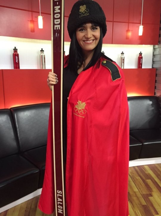 Magnifique cape et chapeau des JO de Lilllehammer en 1994 portés par Geneviève Langlois le 12 novembre 2015. Geneviève Langlois 5 à 7 12-12-2015 Chronique
