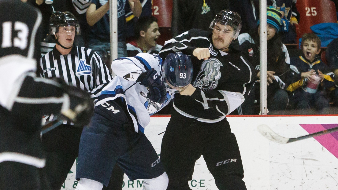 Antoine Marcoux des Saguenéens et Marc-Olivier Crevier-Morin des Olympiques