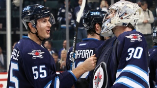 Mark Scheifele et Connor Hellebuyck