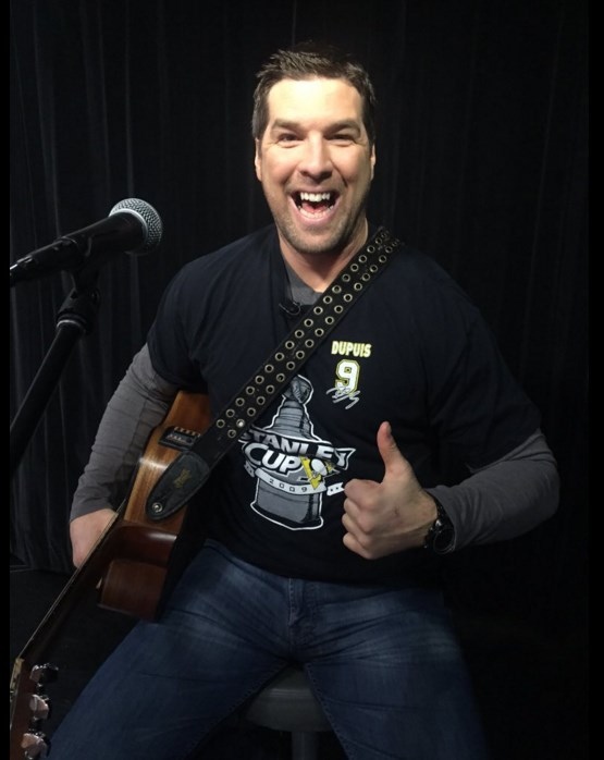 Le 11 décembre 2015, André Roy chante pour son bon ami Pascal Dupuis, au 5 à 7. 11-12-2015 André Roy Pascal Dupuis 5 à 7 chanson