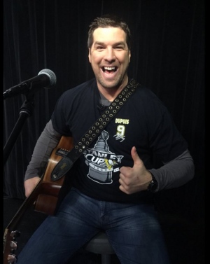 Le 11 décembre 2015, André Roy chante pour son bon ami Pascal Dupuis, au 5 à 7. 11-12-2015 André Roy Pascal Dupuis 5 à 7 chanson