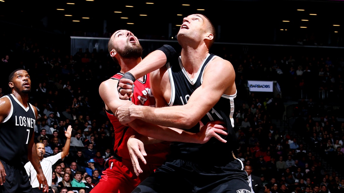 Jonas Valanciunas et Brook Lopez 